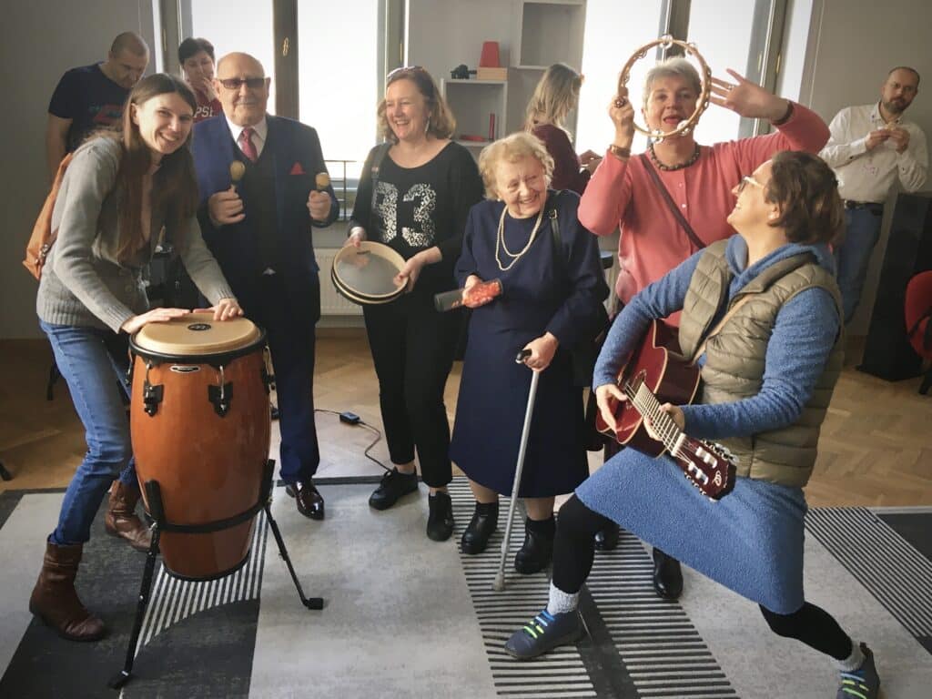 wolontariusze Stowarzyszenia mali bracia Ubodzy z seniorami