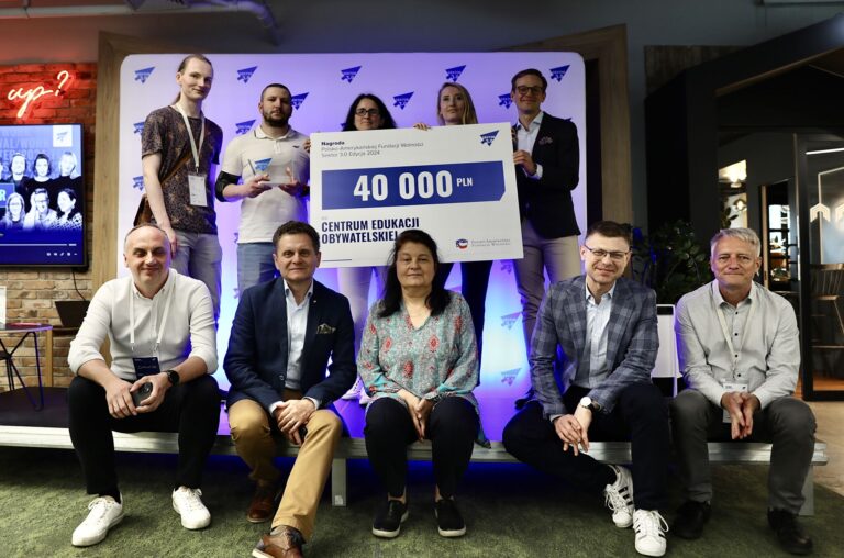 Laureaci Nagrody Polsko-Amerykańskiej Fundacji Wolności Sektor 3.0 Centrum Edukacji Obywatelskiej wraz z jury konkursu.